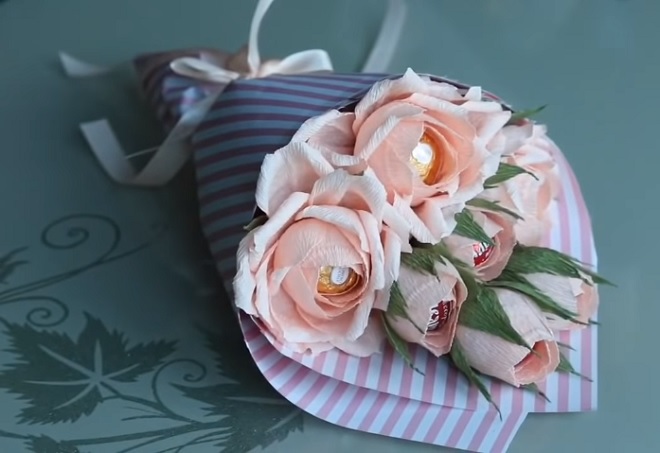 cách làm bó hoa hồng bằng giấy nhún chứa kẹo độc đáo