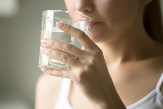 Uống đủ nước giúp giảm tàn nhang