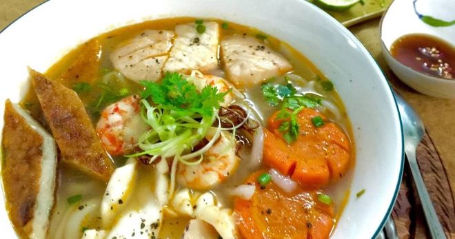 Ngồi xắt bột bánh canh điêu luyện hơn cả máy người phụ nữ miền Tây khiến  dân mạng bái phục Hồn quê gói trọn trong món đặc sản này