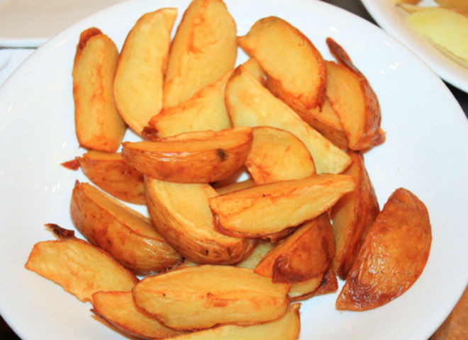 khoai tây áp chảo cho vàng đều