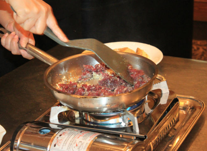 cho thịt bò vào chảo đảo đều
