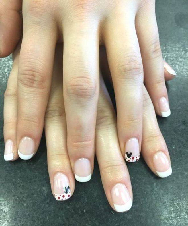 Nail màu nền trong viền chấm bi và Mickey