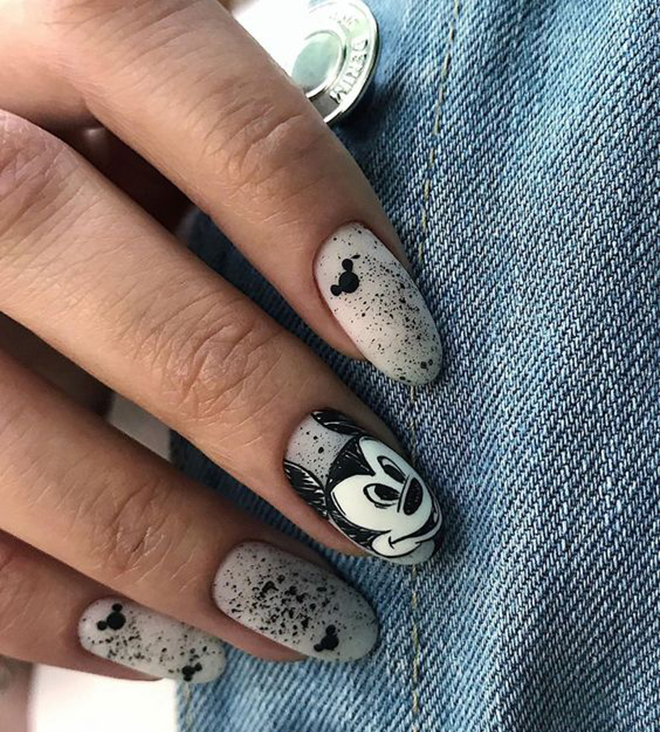 Nail màu sữa gạo sáng tạo Mickey cá tính