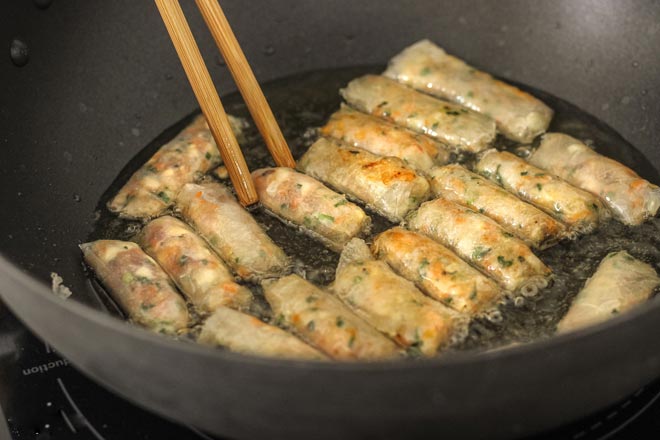 Cách làm chả ram bắp giòn rụm ăn hoài không chán