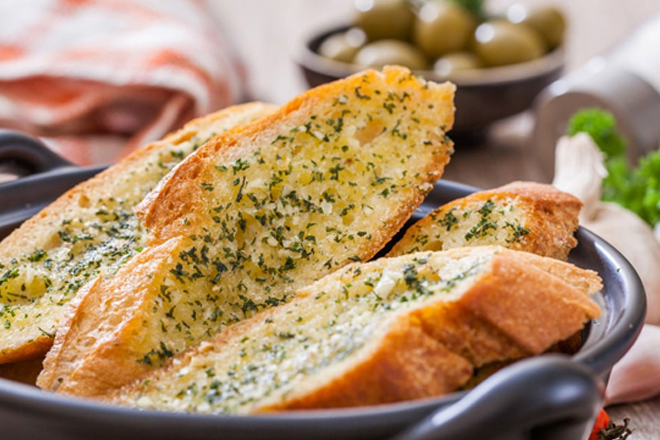 Cách làm bánh mì bơ tỏi tại nhà thơm ngon đơn giản 39