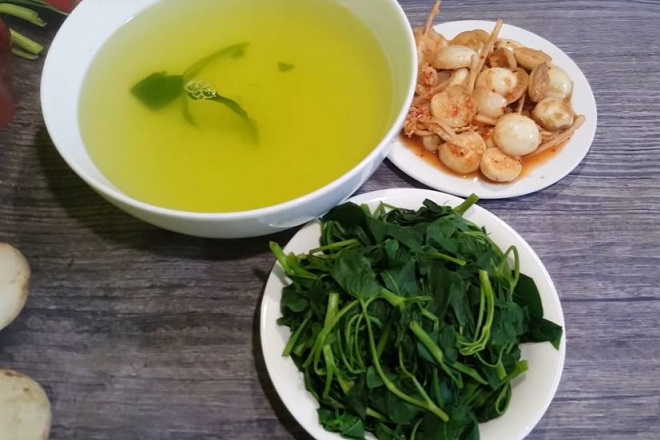 2 cách làm rau muống luộc xanh mướt, nước dùng làm canh húp thanh mát
