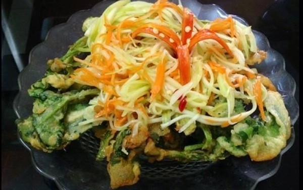 Lạ miệng với gỏi rau muống chiên giòn độc đáo mà thơm ngon