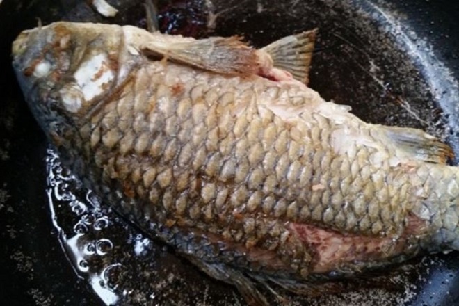 chiên sơ cá chép nguyên con